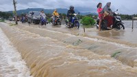 Pengendara motor menerjang banjir yang menutup jalan di wilayah Cawas, Klaten, Jawa Tengah, Rabu (29/11). ANTARA FOTO/Aloysius Jarot Nugroho