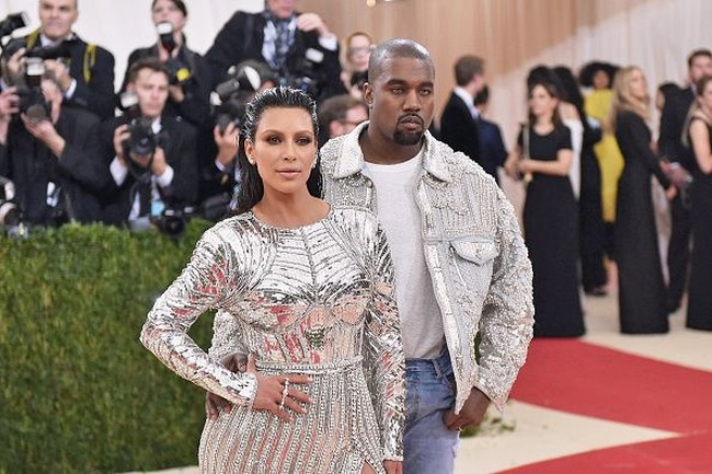 Kanye West sudah lama menyukai Kim Kardashian sebelum mereka bertemu. Ketika itu, Kanye melihat foto Kim bersama Paris Hilton dan menanyakan pada temannya apakah kenal dengan Kim. Foto: Getty Images