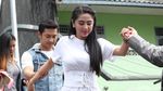 So Sweet! Saat Sang Suami Bantu Dewi Persik Lewati Genangan