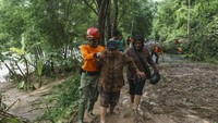 Tim SAR membantu warga melewati titik longsor di Desa Sriharjo, Imogiri, Bantul, DI Yogyakarta, Rabu (29/11). ANTARA FOTO/Hendra Nurdiyansyah