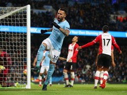 Bertanding di Etihad Stadium, Kamis (30/11) dini hari WIB, City membuka keunggulan di menit ke-47. Sempat tercatat sebagai gol bunuh diri Virgil van Dijk, gol pertama City kemudian disahkan sebagai gol Kevin De Bruyne oleh situs Premier League. Foto: Clive Brunskill/Getty Images