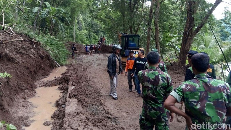 Melihat Longsor di Imogiri Bantul yang Sempat Isolasi Warga Desa Melihat Longsor di Imogiri Bantul yang Sempat Isolasi Warga Desa