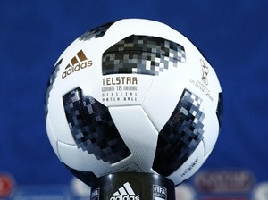 Tiga Astronot Kembali ke Bumi Bawa Bola Piala Dunia 2018