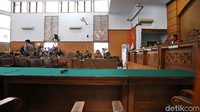Dalam sidang perdana praperadilan, KPK mengirimkan surat yang menjelaskan ketidakhadiran serta permintaan penundaan sidang.