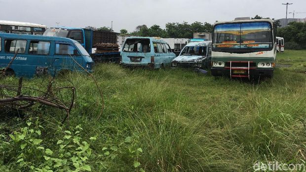 Puluhan Bus dan Mikrolet 'Membusuk' di Terminal Rawa Buaya