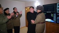 Kim Jong-Un tampak tersenyum saat rudal balistik berhasil diluncurkan. (Foto: Dok. REUTERS/KCNA)