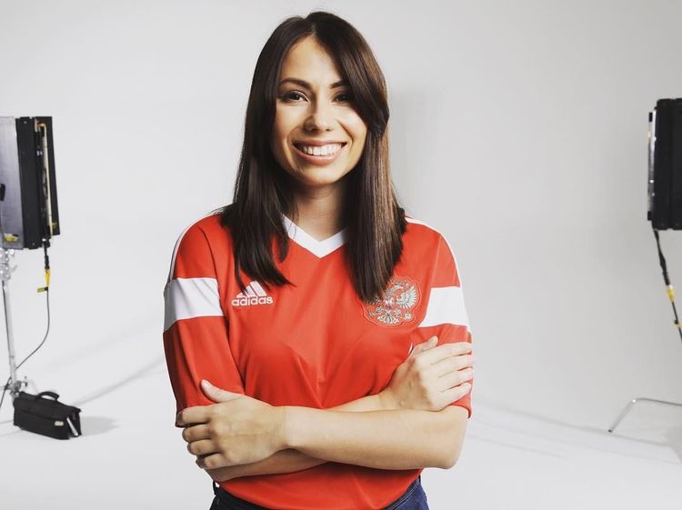 Maria Komandnaya: Wartawan Cantik Host Drawing Piala Dunia 2018