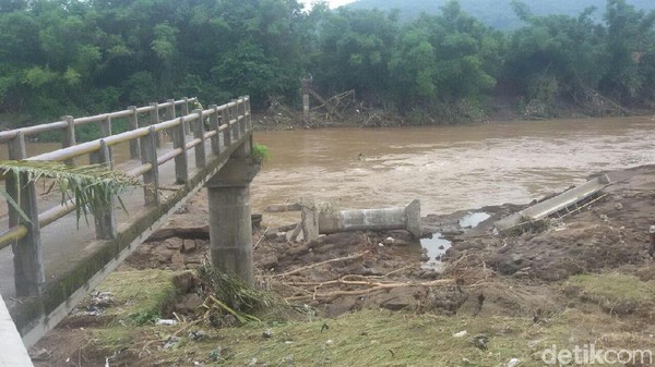 Foto: Penampakan Jembatan Putus karena Banjir di Bantul
