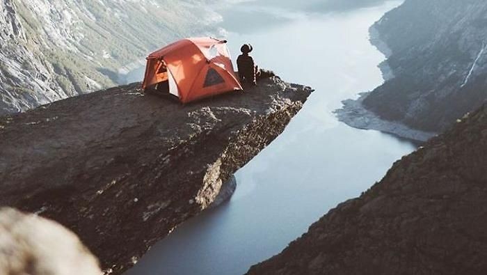 Ngeri! Traveler Ini Kemping di Tempat-tempat Ekstrem
