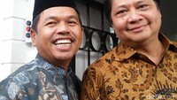 Airlangga Hartarto (kanan) bersama Ketua DPD I Golkar Jawa Barat, Dedi Mulyadi saat di depan rumah JK. Dedi merupakan salah satu DPD I Golkar yang mendorong munaslub. (Foto: Opik/detikcom).