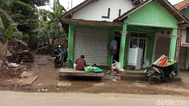 Warga bersihkan semua perabotan yang kotor