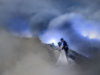  Ekstrem Pasangan Ini Foto Prewedding di Gunung Berapi