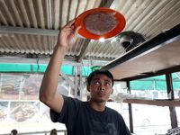 Mang H. Oyo: Gurih Kental Bubur Ayam Cakwe yang Sudah Ada Sejak 1970