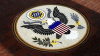 Lambang negara Amerika Serikat yang tersinari secara sempurna.
