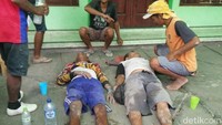 2 Pekerja yang melaksanakan pekerjaan plester bagian luar tembok t menjadi korban/Foto: Erliana Riady
