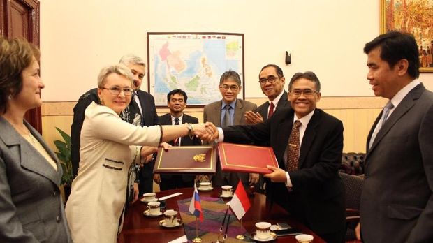 Penandatanganan dokumen kerja sama UGM dan Russian Academy of Business 