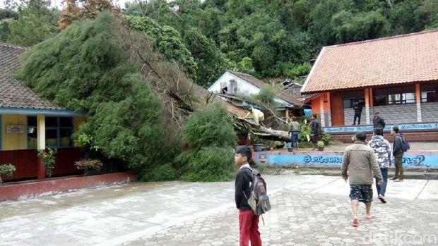 SD Merdeka Lembang Tak Luput dari Terjangan Angin Kencang
