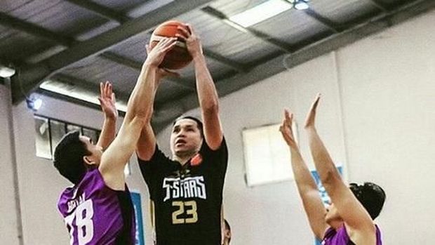 Edison sangat piawai bermain bola basket.