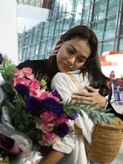 Gagal Miss Universe Bunga Jelitha Menangis Saat Tiba Di Indonesia