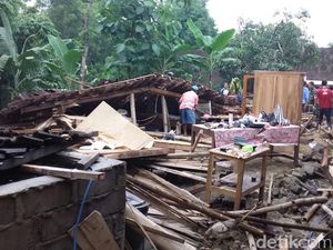 Rumah Warga di Semarang Roboh Disapu Angin Kencang