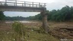 Foto: Penampakan Jembatan Putus karena Banjir di Bantul