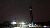 Koru mengklaim rudal balistik antarbenua atau ICBM yang diuji coba ini adalah yang paling kuat sejauh ini. (Foto: Dok. REUTERS/KCNA)