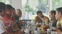 Airlangga lalu makan bareng dengan para ketua DPD I Golkar.