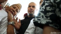 Didampingi ACTA, musisi Ahmad Dhani datang menjalani pemeriksaan pertamanya sebagai tersangka, di Polres Jakarta Selatan, Kamis (30/11/2017).