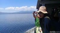 Setelah itu barulah kita dipandu mengitari Danau Lindu dengan perahu penyeberangan di dermaga rakyat setempat. Danau tektonik seluas lebih dari 3.000 hektare tadi terletak di 1.000 mdpl dan mencakup 5 desa (Mohammad Jafar Bua/detikTravel)