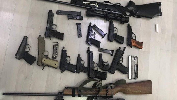 Barang bukti senjata api ilegal dan amunisi peluru yang disita polisi.