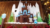 Rumah kue jahe ini menggambarkan sebuah bangunan istana tempat tinggal Cinderella dan pangeran tampannya. Kue ini didominasi kukis jahe, fondant dan cokelat. Foto: Istimewa