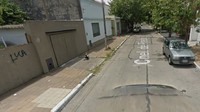 Ia berjalan di trotoar dengan langkah yang cukup lebar dan kemudian malah terjatuh (Foto: Dok. Google Street)