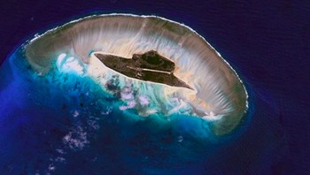 Pulau Juan de Nova yang bentuknya mirip topi. Keren ya? Foto: Instagram