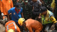 Ditemukan sekitar jam 09.00 WIB. Tertimbun material tanah dan puing-puing bangunan rumahnya, kata Kapolres Kulon Progo AKBP Irfan Rifai kepada wartawan, Kamis (30/11/2017). (Foto: Dok Basarnas DIY)