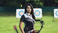 Atau mungkin Dellie Threesyadinda yang jago panah? (Dok. Instagram/delliedinda)