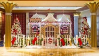 Bangunan gingerbread house juga bisa dibuat dengan mengusung konsep colorful. Sertakan krim atau taburan gula untuk membuat aksen salju yang lembut. Foto: Istimewa