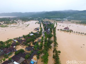 Untuk Korban Bencana di Daerah Asalnya, SBY Sumbang 10 Truk Bantuan