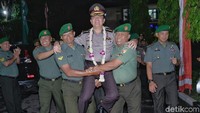 Kombes M Iqbal dibopong oleh anggota Korem 084/Bhaskara Jaya/Foto: Istimewa