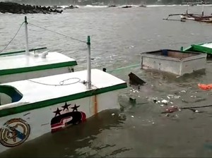 Ngeri! Amukan Ombak Palabuhanratu Rusak Perahu dan Warung