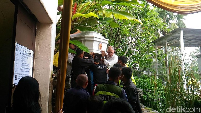 Jenazah Bondan Dibawa ke Rumah Duka Sentra Medika untuk Jenazah Bondan Dibawa ke Rumah Duka Sentra Medika untuk