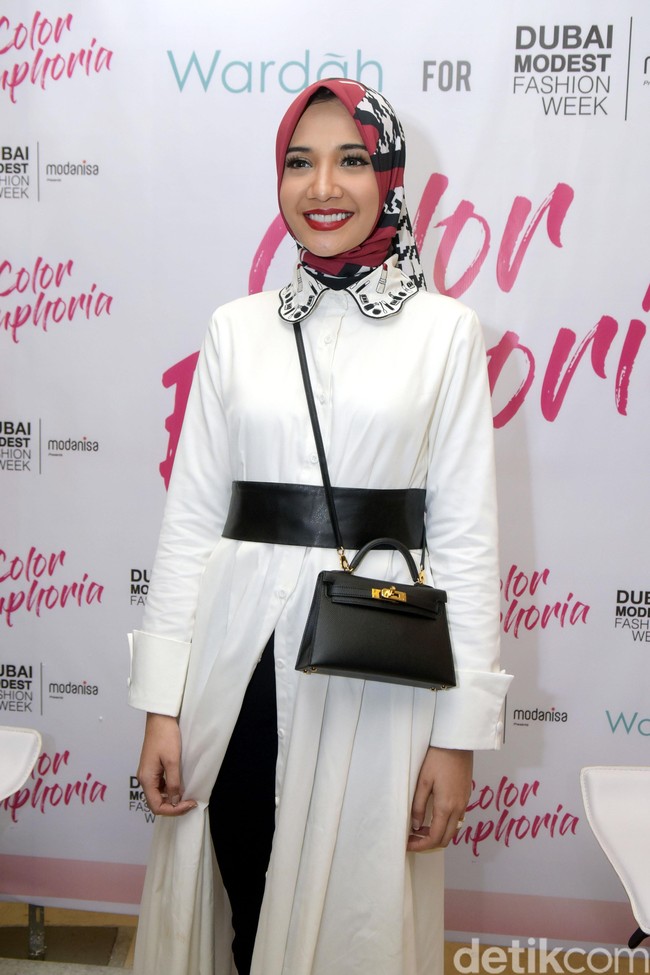 Tahun 2017 ia kembali mengambil bagian di Jakarta Fashion Week 2018. Tahun itu, Zaskia Sungkar sering memakai hijab segi empat corak berbahan satin. Foto: Noel/detikHOT