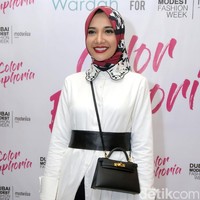 Tahun 2017 ia kembali mengambil bagian di Jakarta Fashion Week 2018. Tahun itu, Zaskia Sungkar sering memakai hijab segi empat corak berbahan satin. Foto: Noel/detikHOT