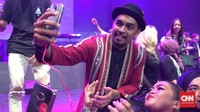 Glenn Fredly berfoto bersma dengan para penggemarnya sesaat Konser Chrisye di Balai Sarbini, Jakarta, Rabu (29/11). CNN Indonesia/Puput Tripeni Juniman