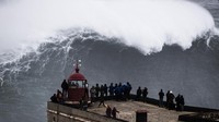 Praia do Norte di Portugal menjadi sangat dikenal para peselancar dari seluruh dunia setelah pada 2011 Garrett McNamara memecahkan rekor karena sukses menunggangi ombak setinggi 78 kaki (sekitar 23,7 meter). (Lars Baron/Getty Images)