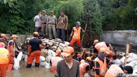 Tanggul darurat itu tidak kuat menahan tingginya debit air sehingga jebol. (Foto: Dok. Arief Syarifuddin/Istimewa)