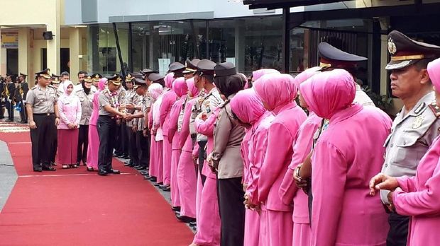 Kombes Rudi bersalaman dengan anggota dan bhayangkari