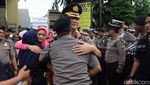 Foto: Momen Haru Saat Melepas Kapolrestabes Surabaya