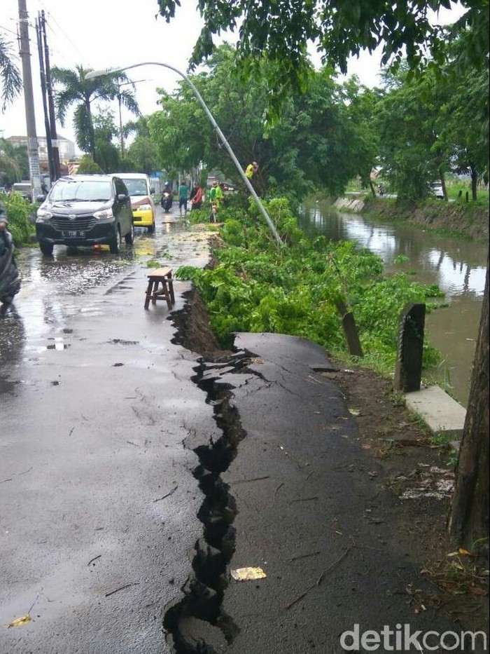 Akses Jalan Menuju Mangrove Surabaya Ambles
