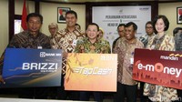 Direktur Utama Pelindo 1 Bambang Eka Cahyana (ketiga kiri) bersama Deputi Kementerian BUMN Bidang Konstruksi dan Sarana Prasarana Perhubungan Ahmad Bambang (kedua kanan), Direktur Kelembagaan BRI Sis Apik Wijayanto (kiri), Direktur Konsumer BNI Anggoro Eko Cahyo (kedua kiri) dan Senior EVP Corporate Banking Bank Mandiri Alexandra Askandar menunjukkan mock up kartu prabayar sebagai alat pembayaran di lingkungan Pelindo I usai penandatanganan kerjasama di Kantor Kementerian BUMN Jakarta, Rabu (29/11).