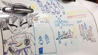 Tapi, berbeda dengan seorang ayah di Taiwan ini. Pria bermarga Yang ini mengizinkan anaknya mencoret-coret mobilnya. Foto: Pool (Viral4Real)